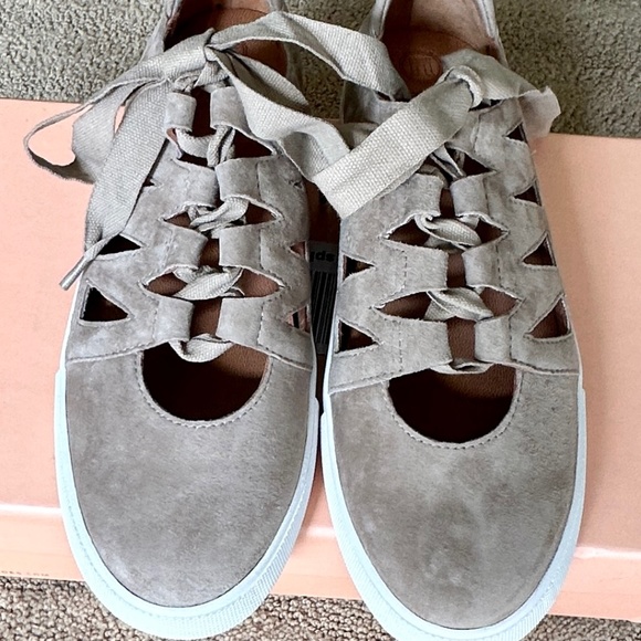 🐕L’Amour Des Pieds Kanav Taupe Suede Cutout Sneakers - Size 8.5 - NWT🐕 - Picture 2 of 8